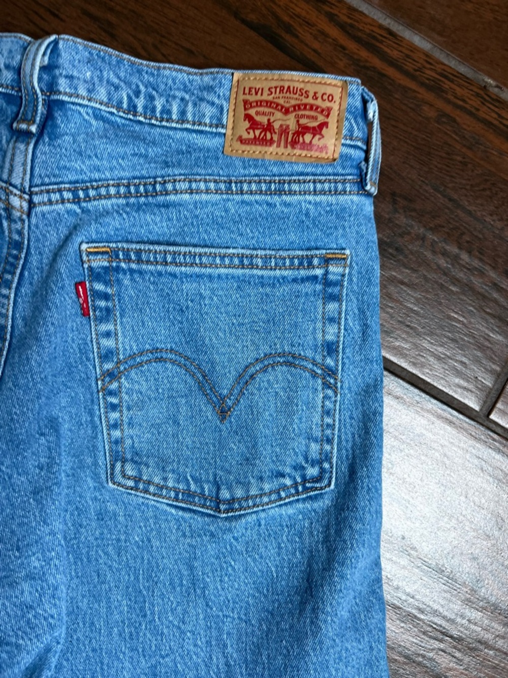 Levi’s Light Wash Denim Distressed High Rise Wedgie Jeans women’s Size 28 - Picture 6 of 7